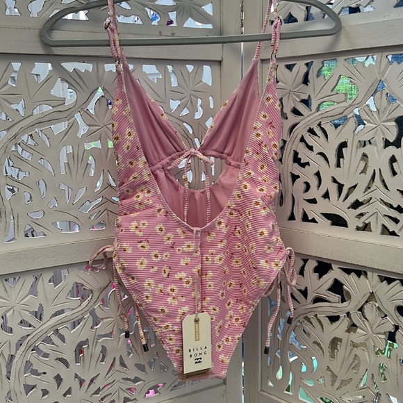 NWT Billabong tan lines daisy craze Eden one piece swimsuit . Color pink floral - Picture 6 of 10